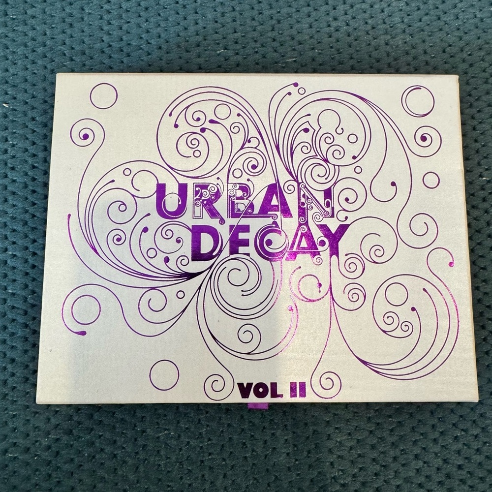 Urban Decay Book Of Shadows Volume 2 Eyeshadows Makeup Palette